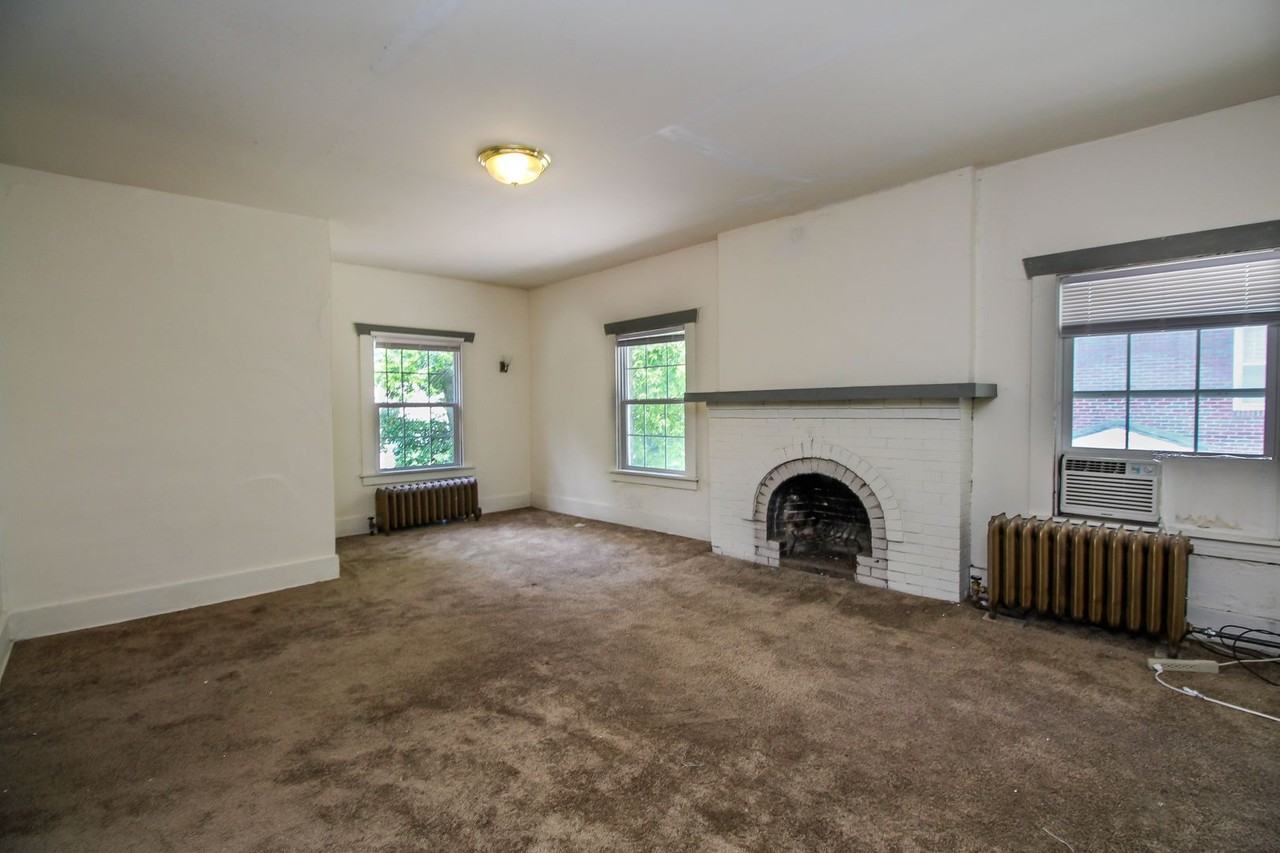 1506 Rosemary Ln - Photo 3 of 30