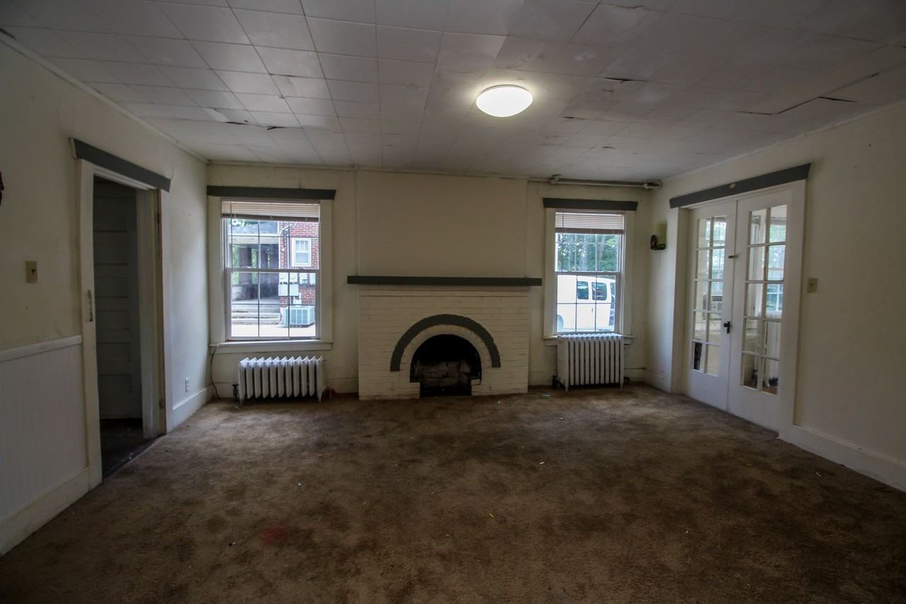 1506 Rosemary Ln - Photo 4 of 30