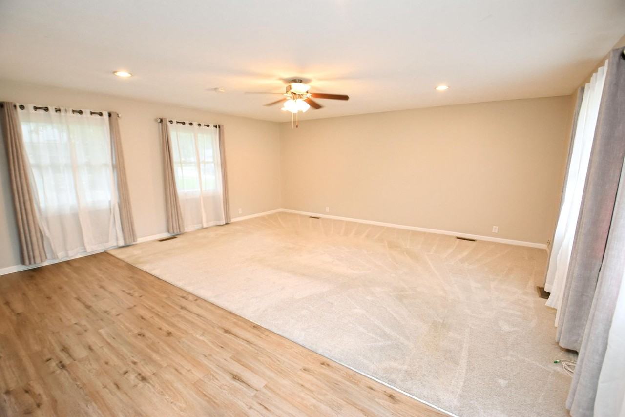 1127 Ebeling Dr - Photo 3 of 20