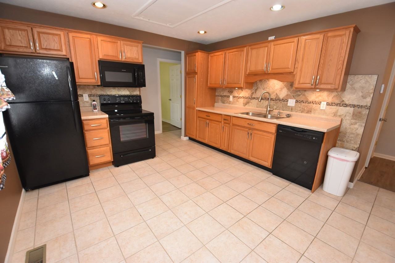 1127 Ebeling Dr - Photo 7 of 20