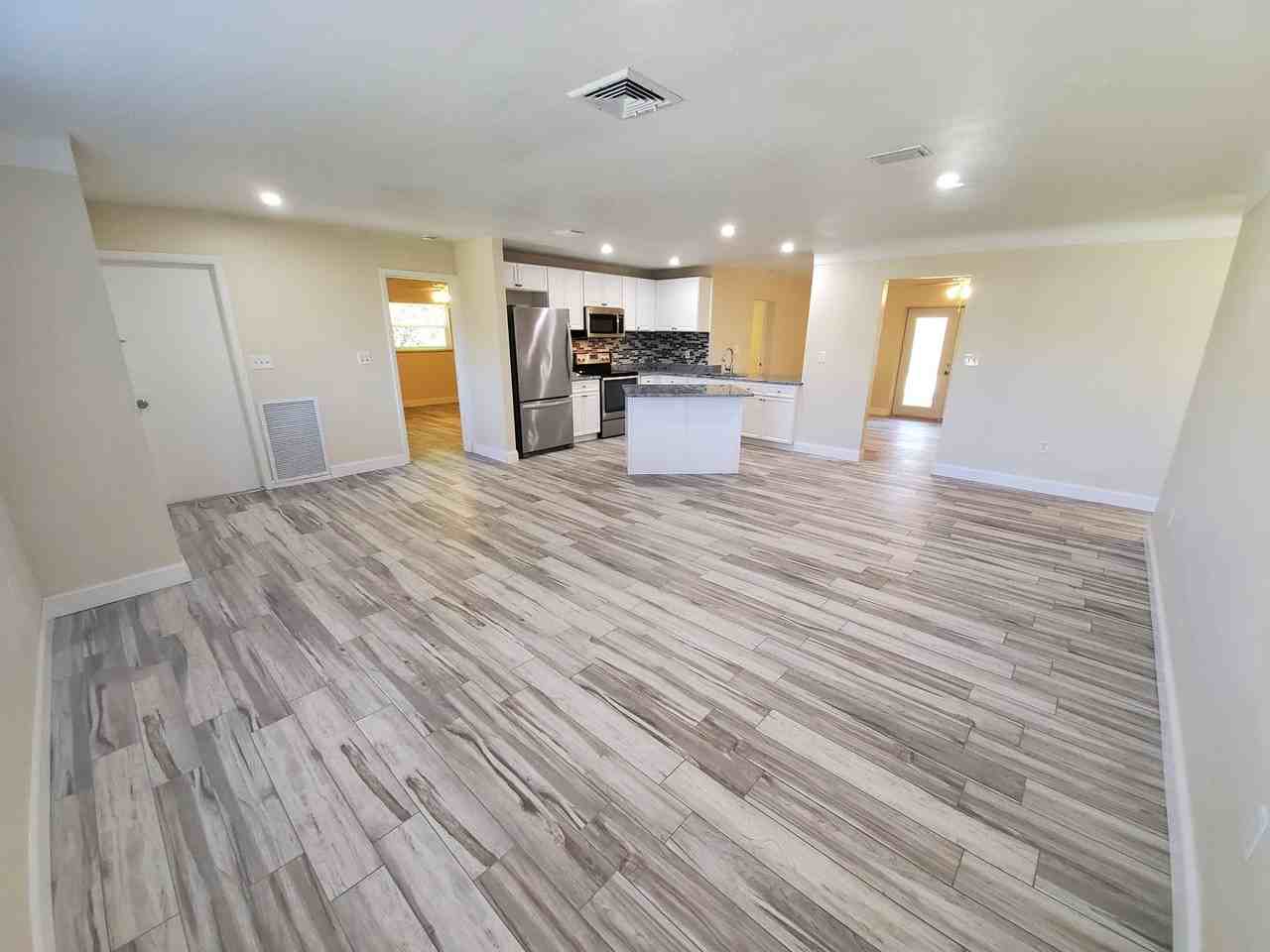 2661 Columbus Way S - Photo 3 of 34
