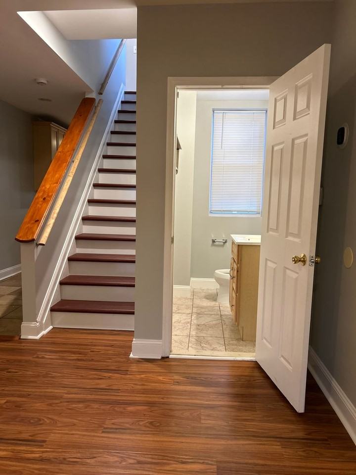 816 W 37th St - Photo 4 of 38