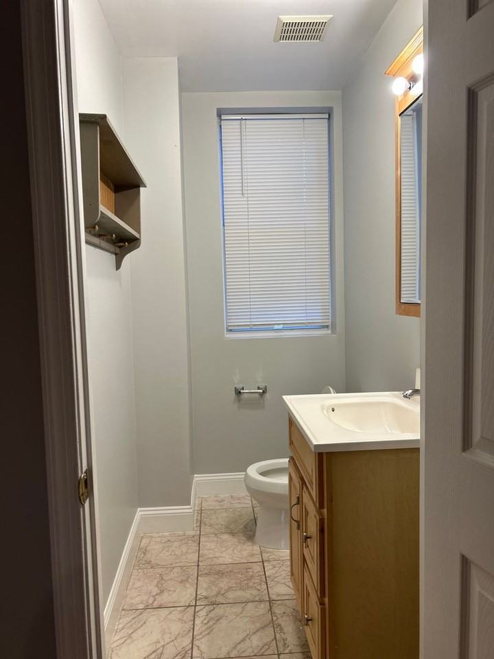 816 W 37th St - Photo 5 of 38