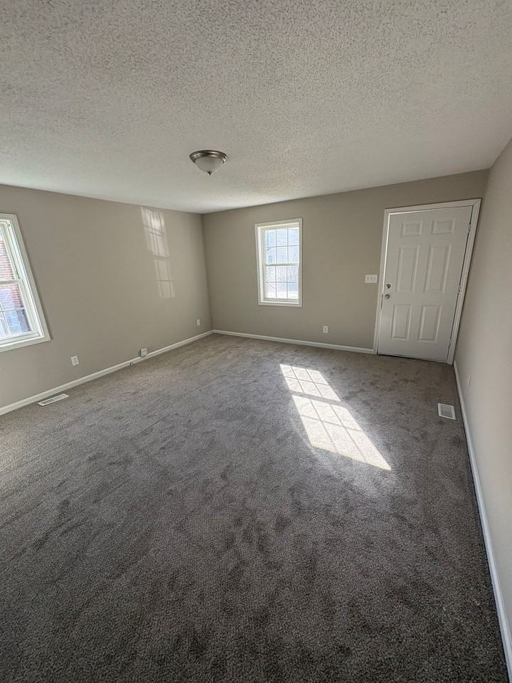 106 Bruce St - Photo 4 of 10