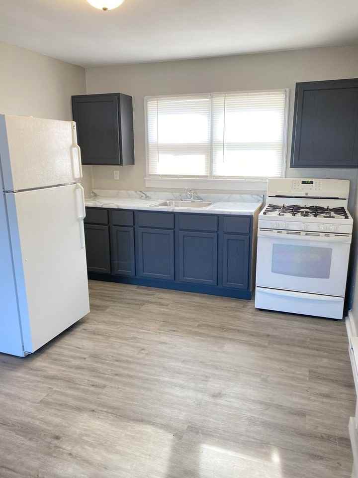 415 N Sheldon St - Photo 4 of 7