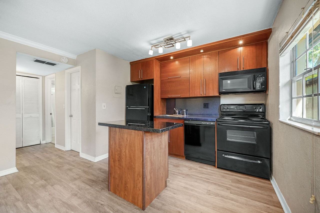 1529 Catherine St #31 - Photo 3 of 15