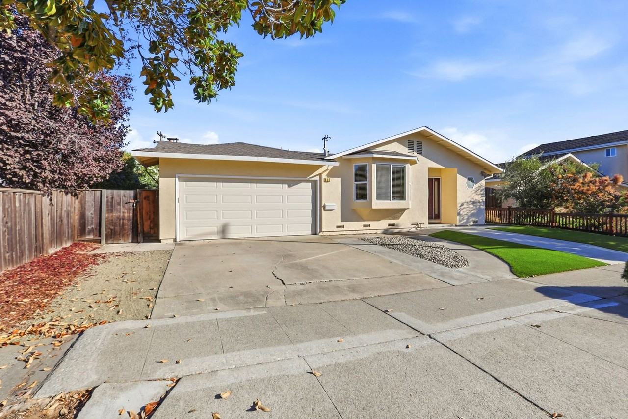 927 Iris Ave - Photo 2 of 50