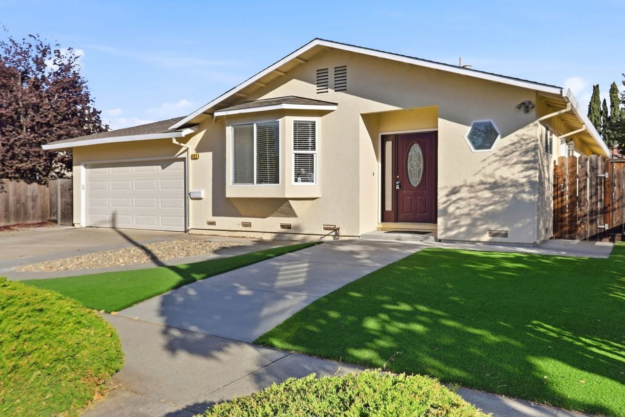 927 Iris Ave - Photo 3 of 50