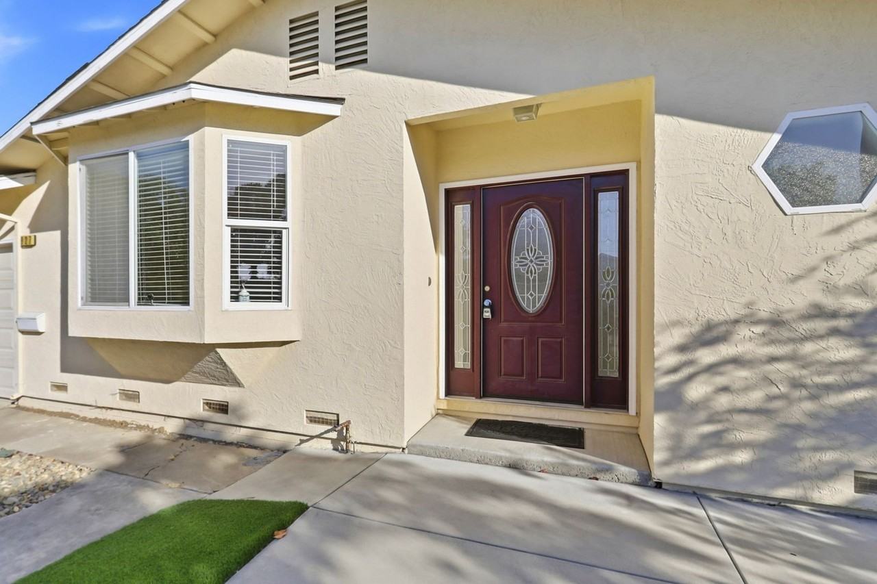 927 Iris Ave - Photo 4 of 50
