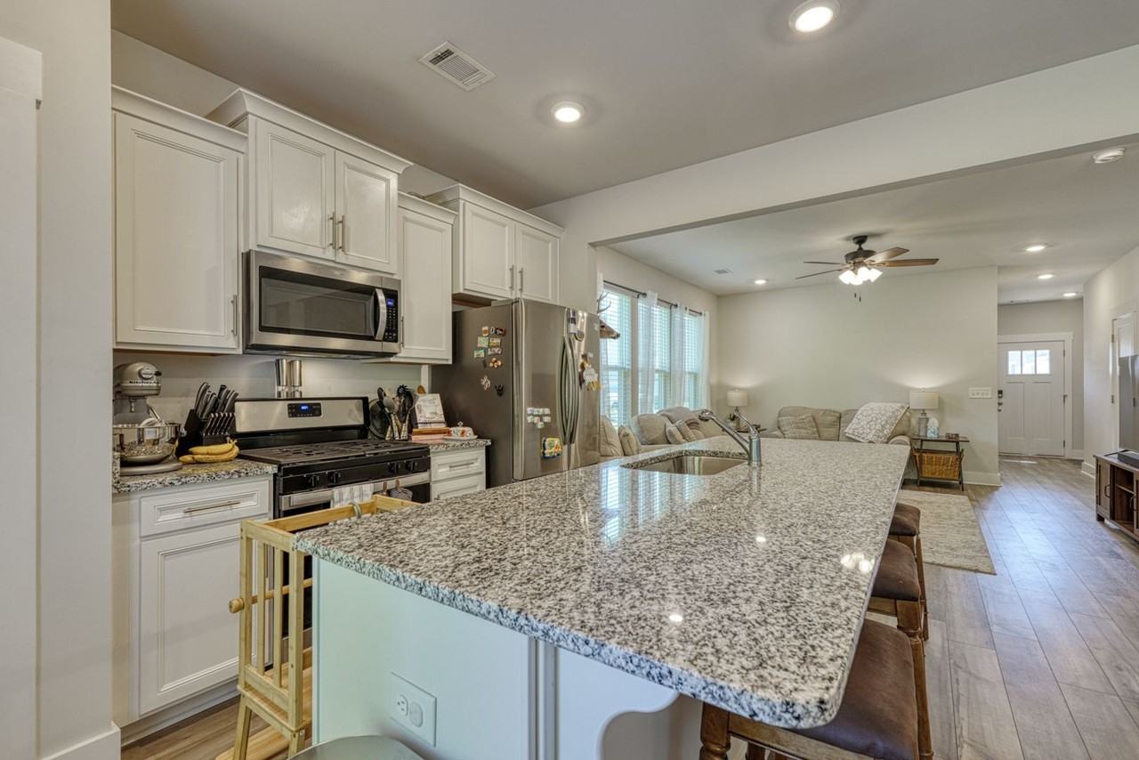 1376 Maplesmith Way - Photo 5 of 43