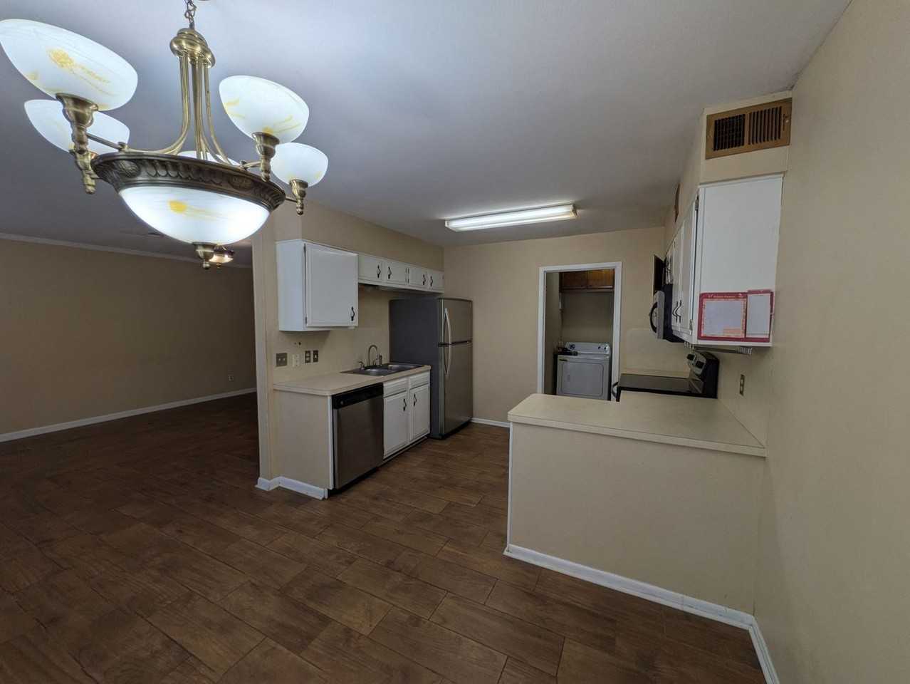 574 Georgetown St - Photo 4 of 8