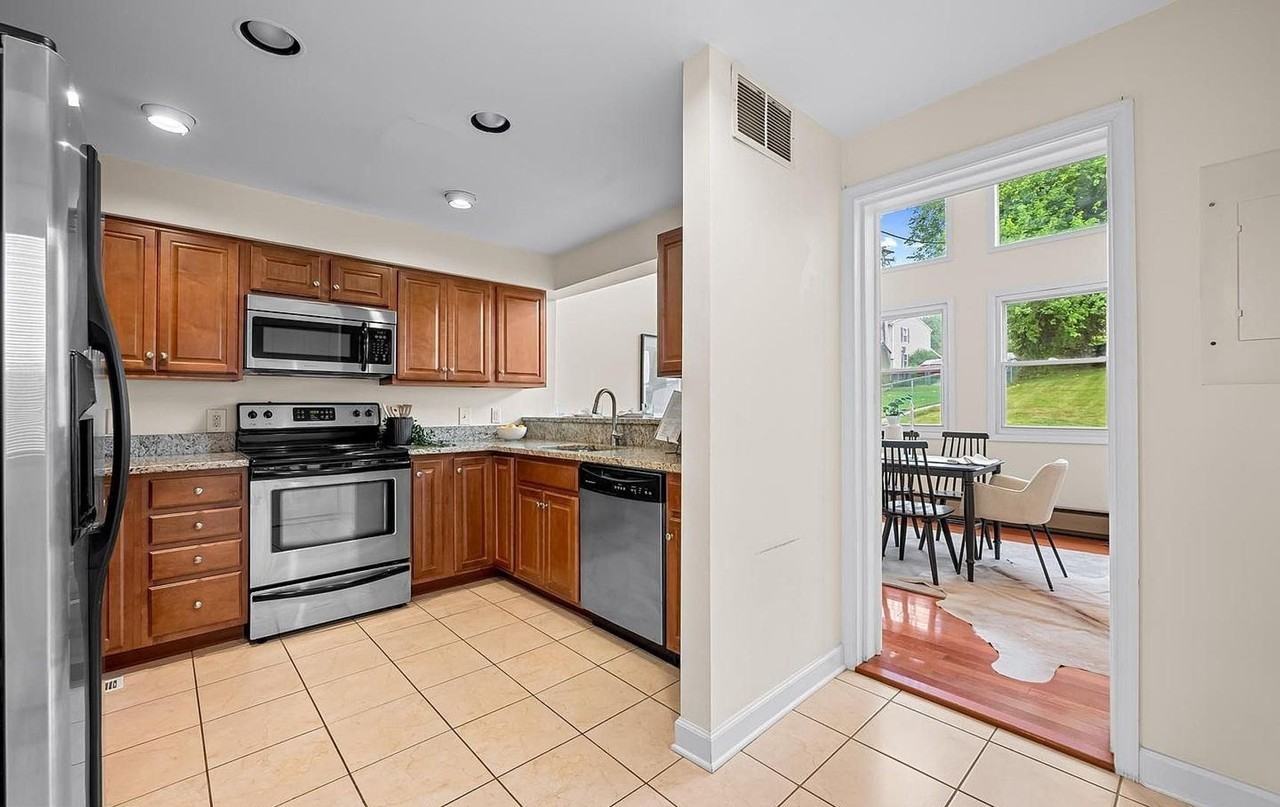 6045 Falls Rd - Photo 5 of 34