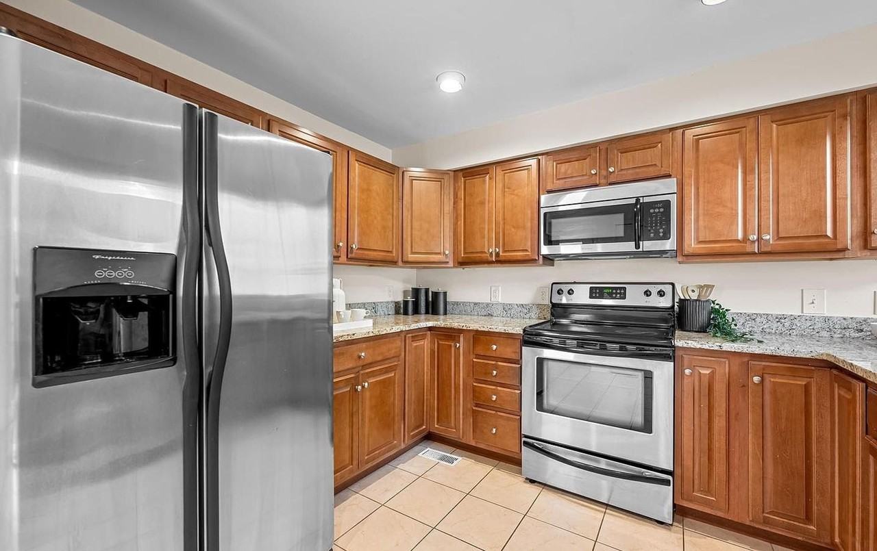 6045 Falls Rd - Photo 6 of 34
