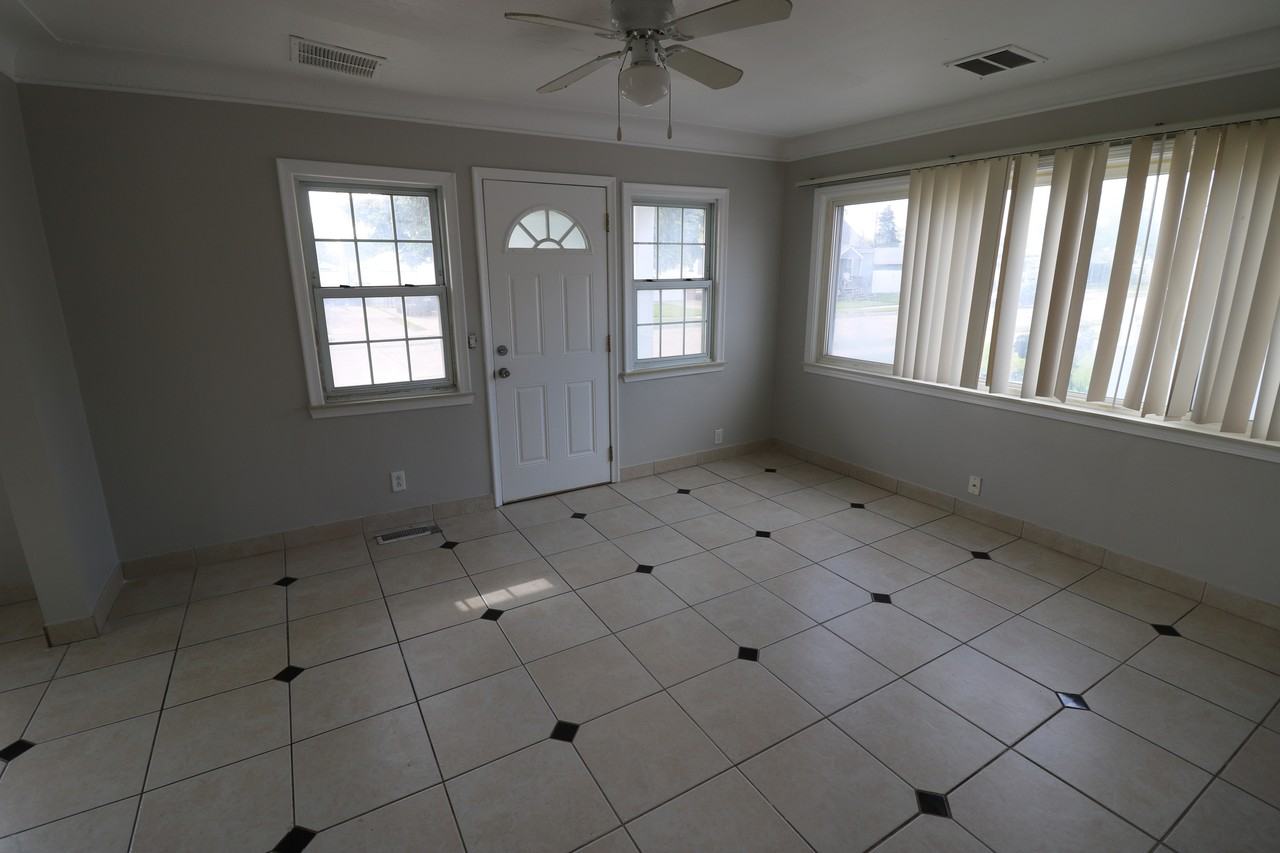 27182 Seyburn Ave #1 - Photo 3 of 8