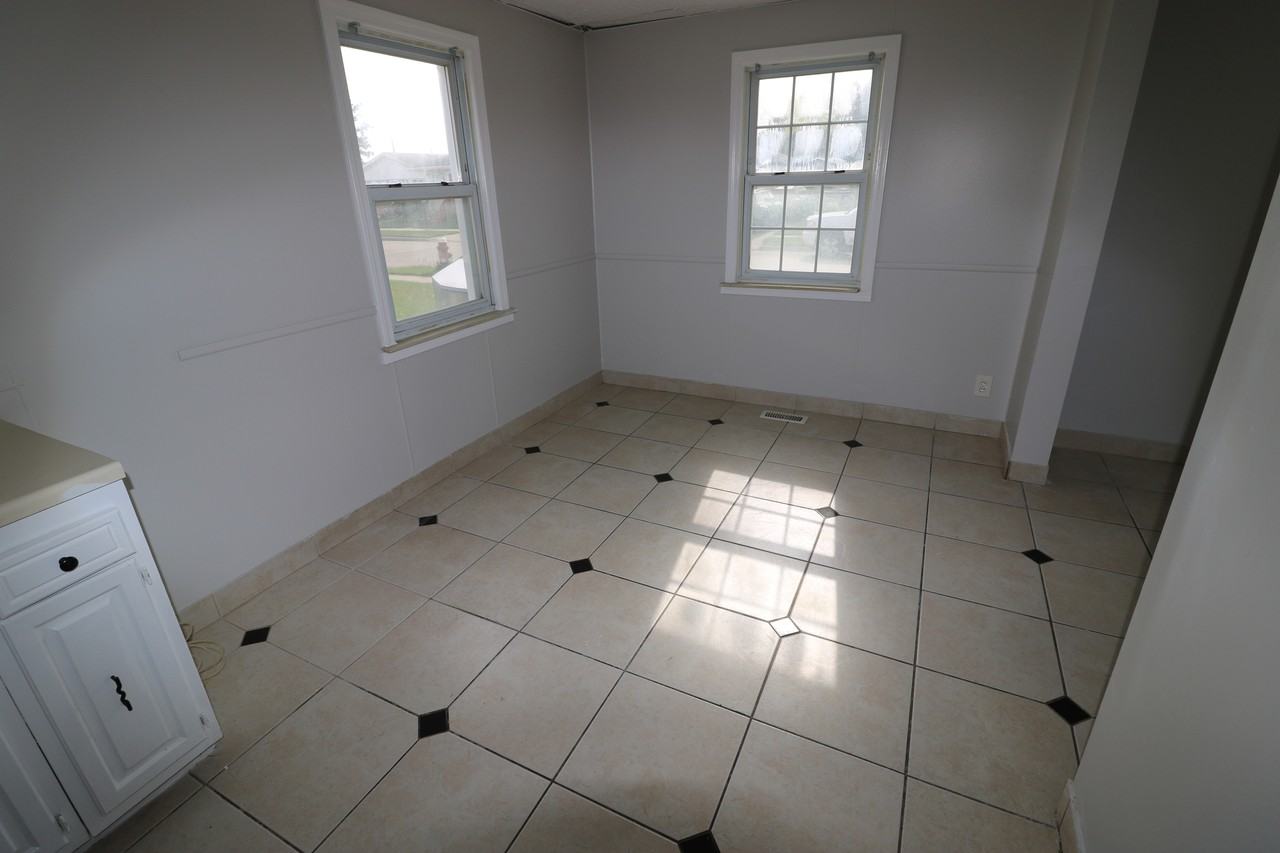 27182 Seyburn Ave #1 - Photo 4 of 8
