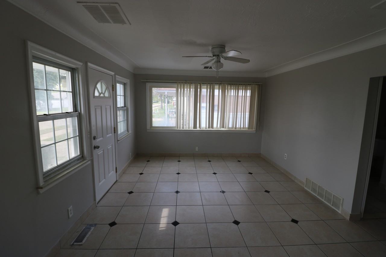 27182 Seyburn Ave #1 - Photo 6 of 8
