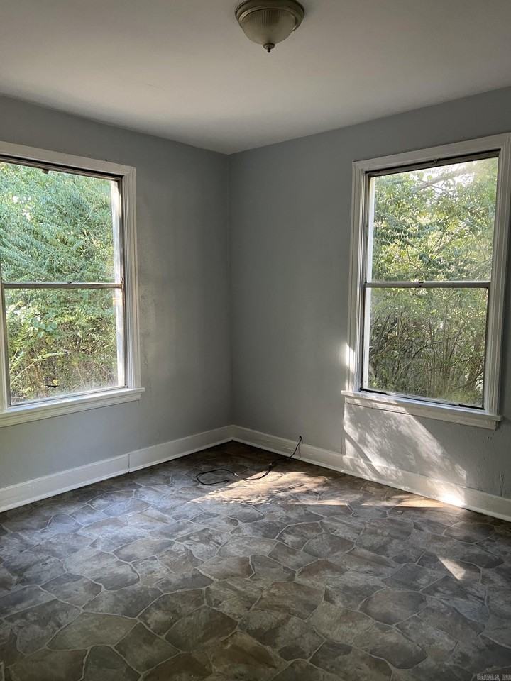 1123 Ash St - Photo 6 of 7