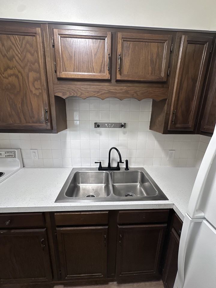220 E Adams St #8 - Photo 7 of 21