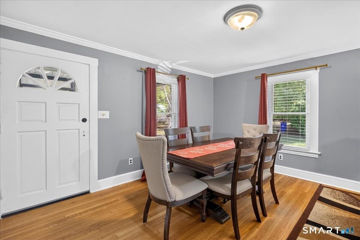 240 Derby Ave - Photo 5 of 40