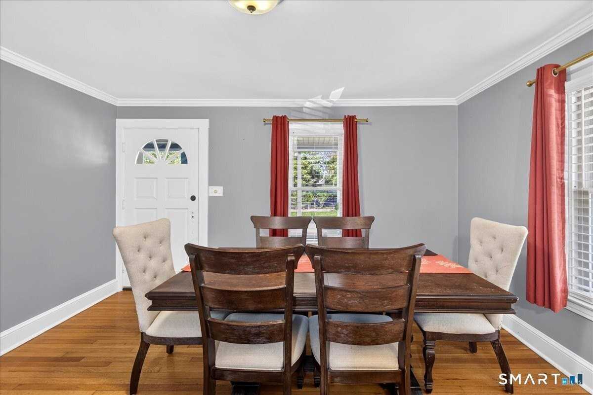 240 Derby Ave - Photo 6 of 40