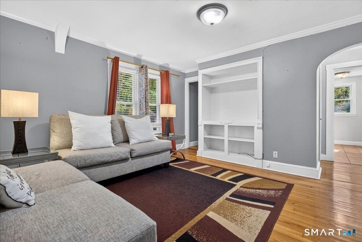 240 Derby Ave - Photo 7 of 40