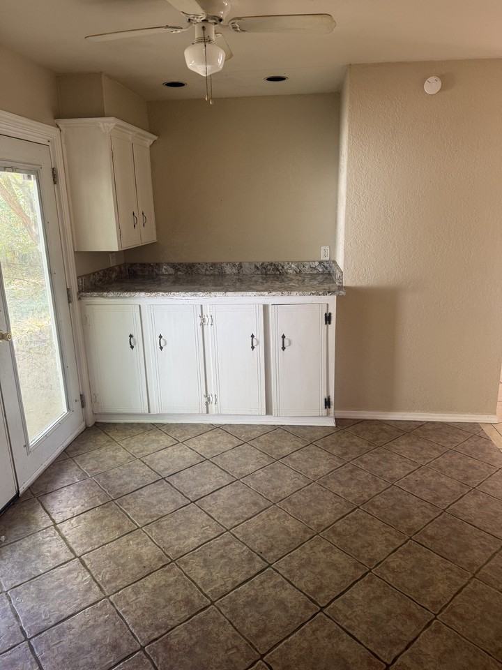 1420 Tanglewood Dr #1 - Photo 3 of 22