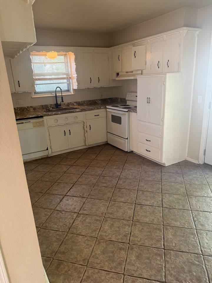 1420 Tanglewood Dr #1 - Photo 4 of 22