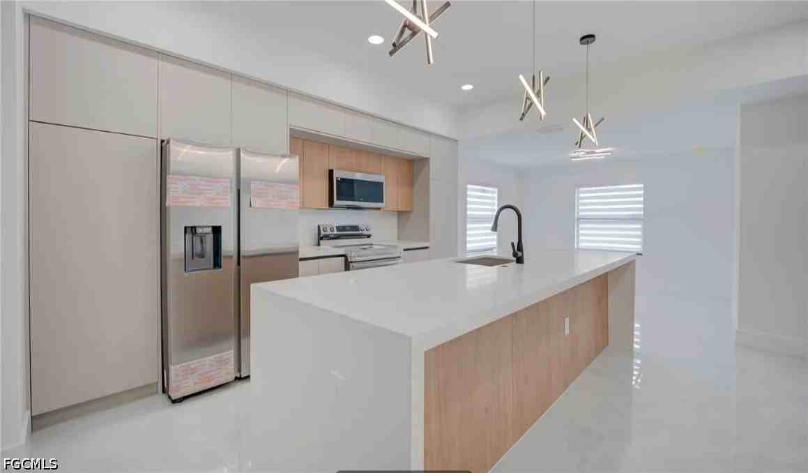 1025 Sentinela Blvd - Photo 3 of 13