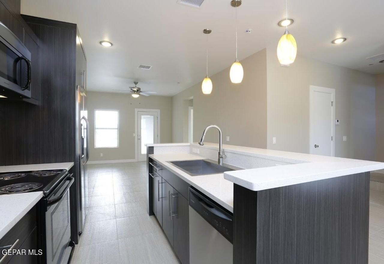 410 Thorn Ave #D4 - Photo 4 of 39