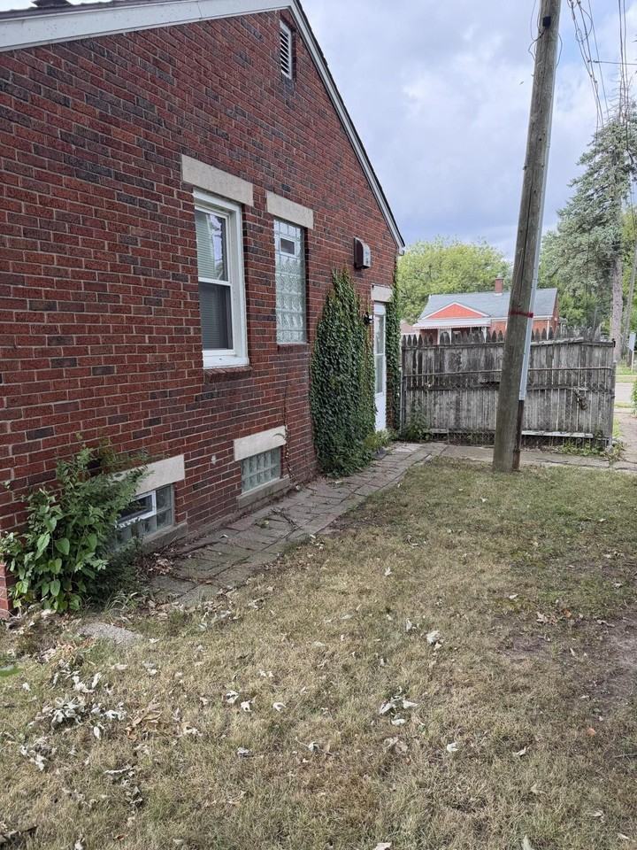 19454 Washtenaw St - Photo 3 of 5