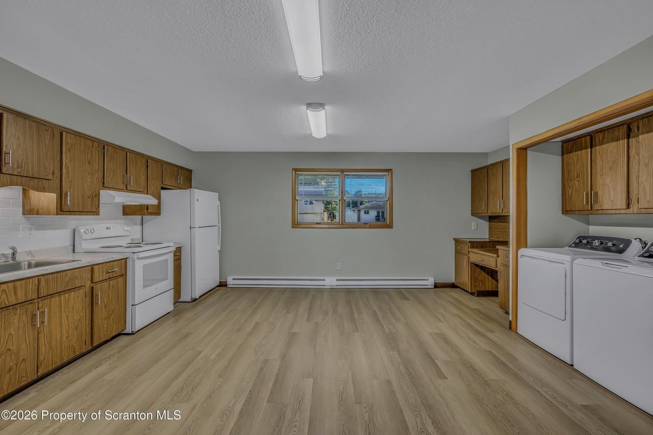 811 Moosic Rd - Photo 3 of 19
