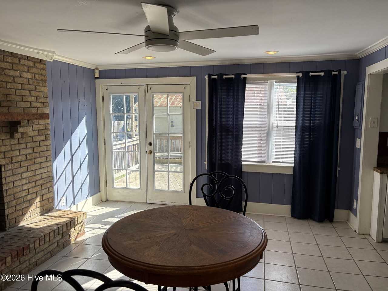 1404 Mcarthur Ave - Photo 2 of 18
