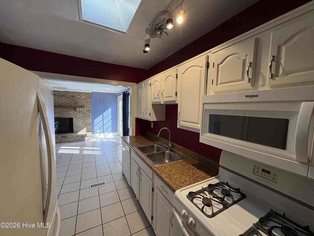 1404 Mcarthur Ave - Photo 4 of 18