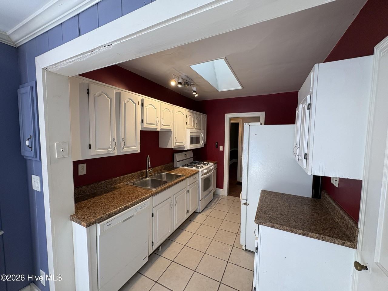 1404 Mcarthur Ave - Photo 5 of 18