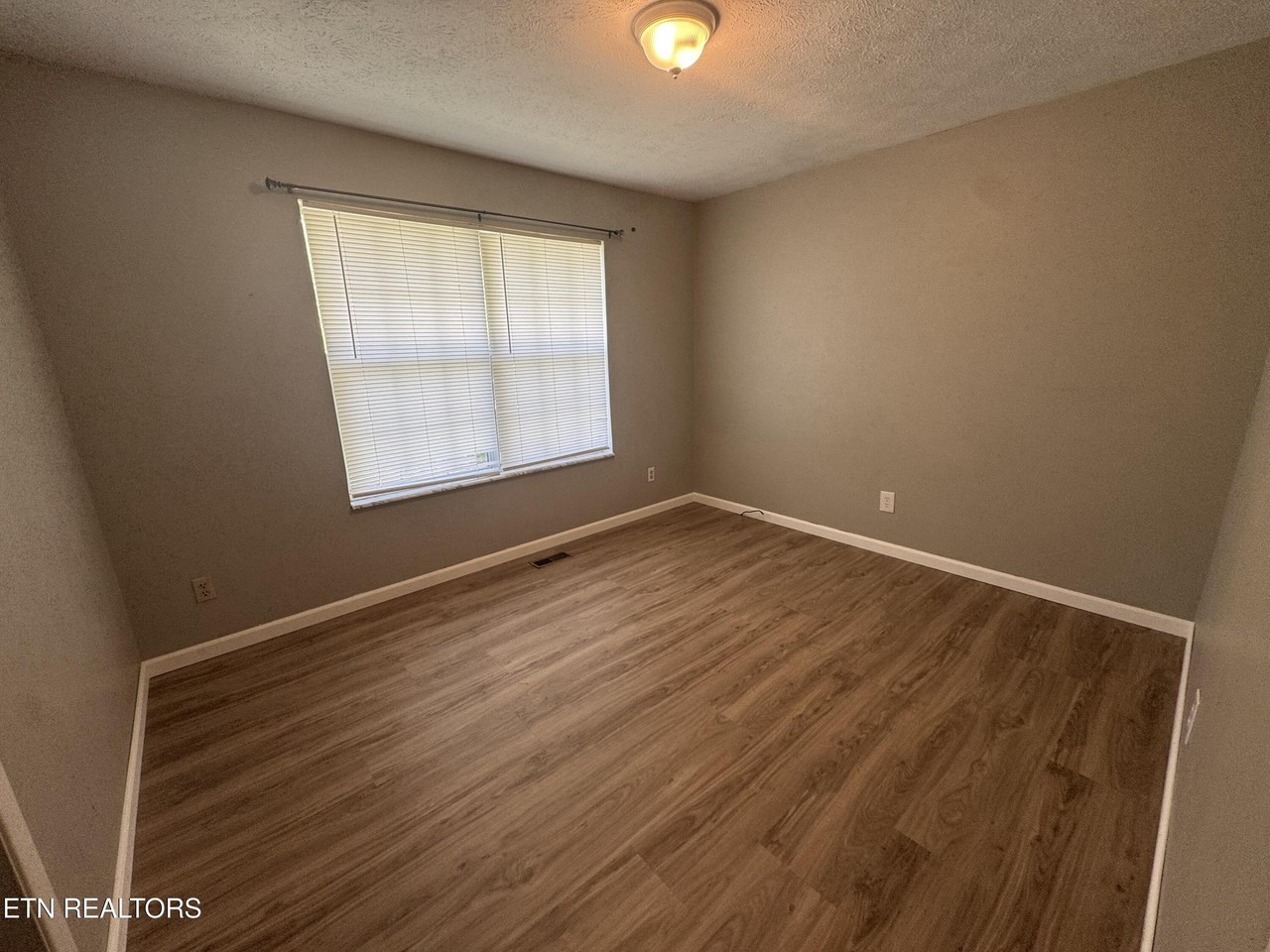 305 Reagan St - Photo 3 of 11