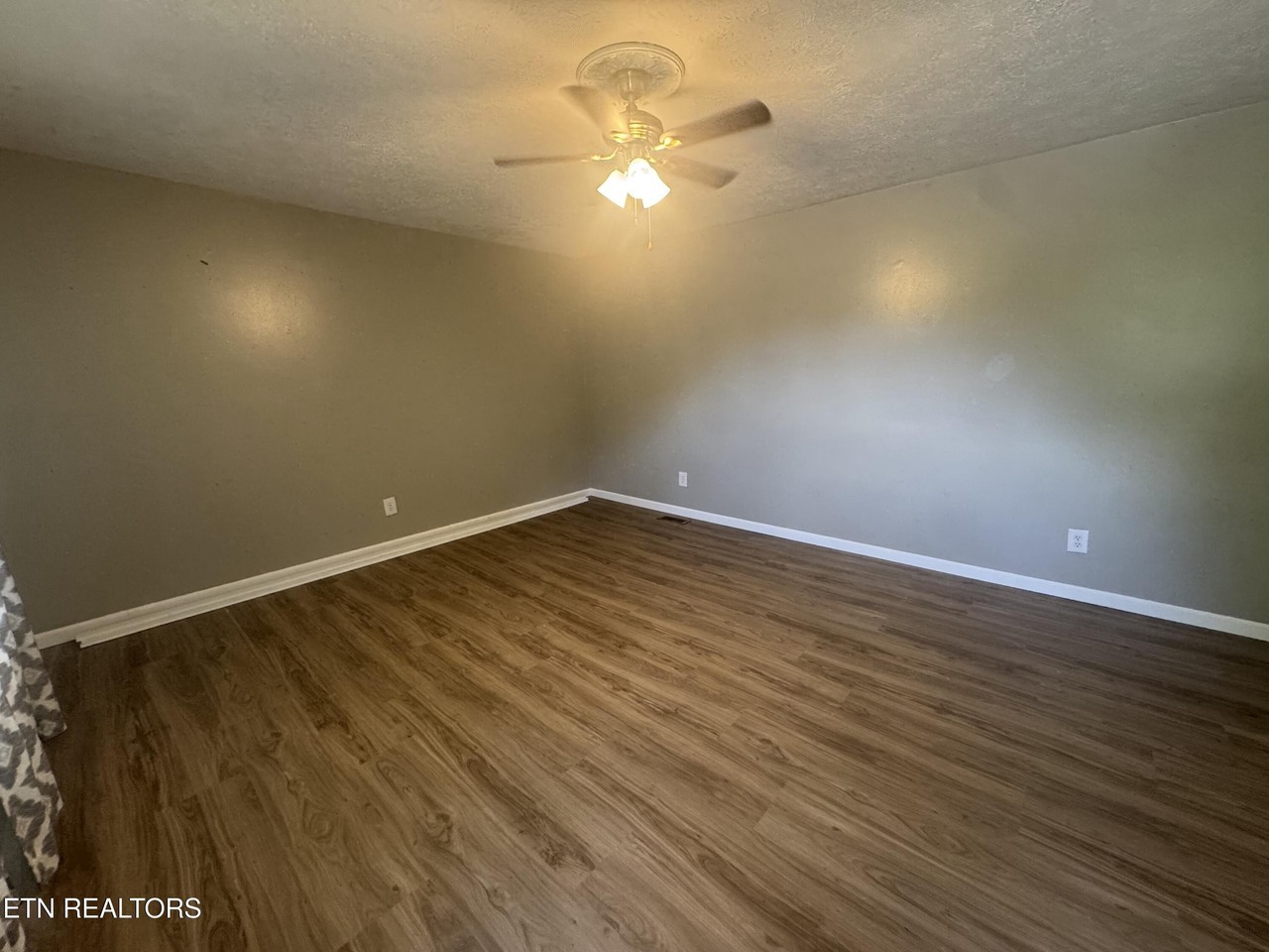 305 Reagan St - Photo 4 of 11