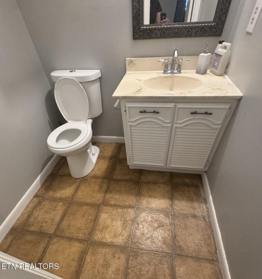 305 Reagan St - Photo 5 of 11