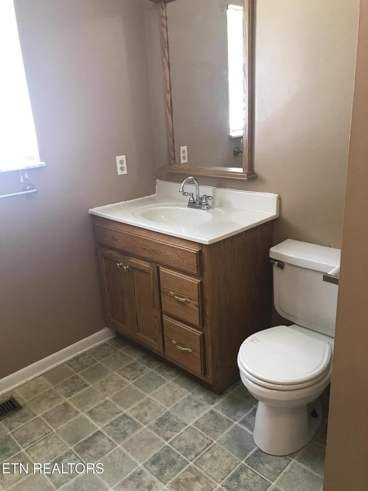 305 Reagan St - Photo 6 of 11