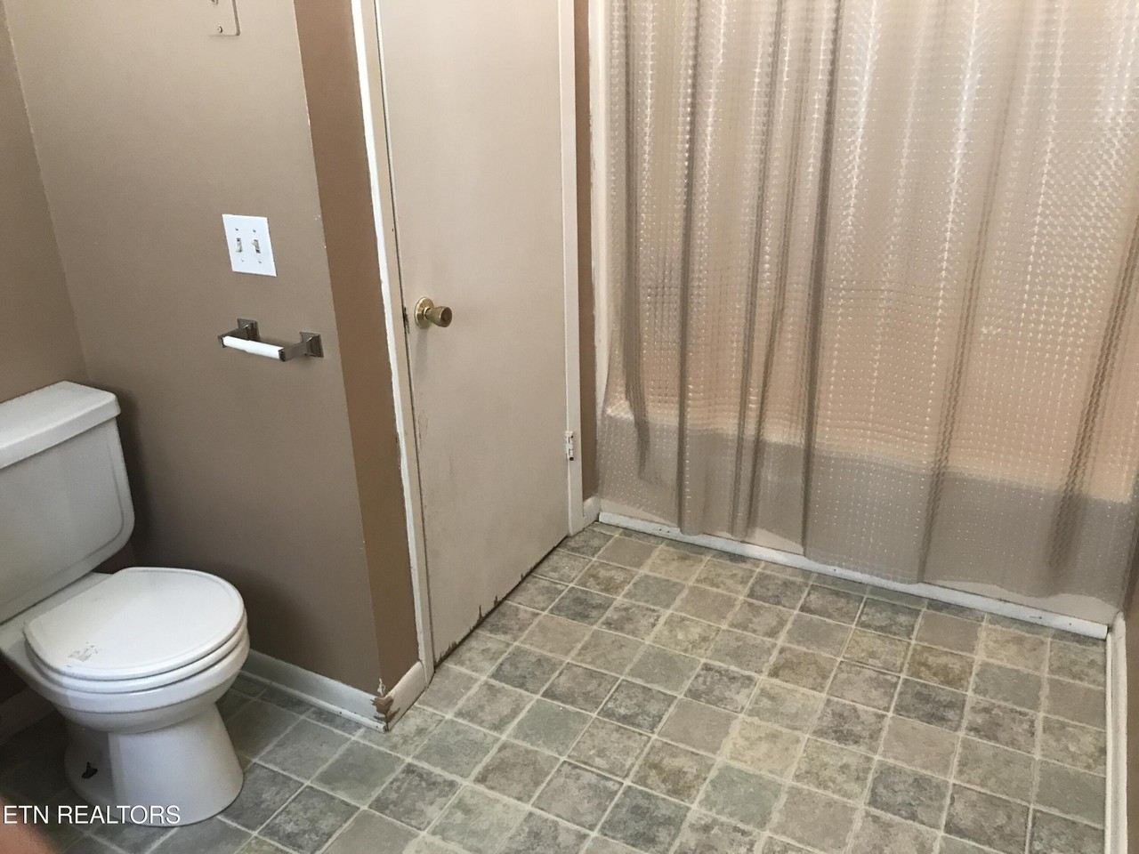 305 Reagan St - Photo 7 of 11