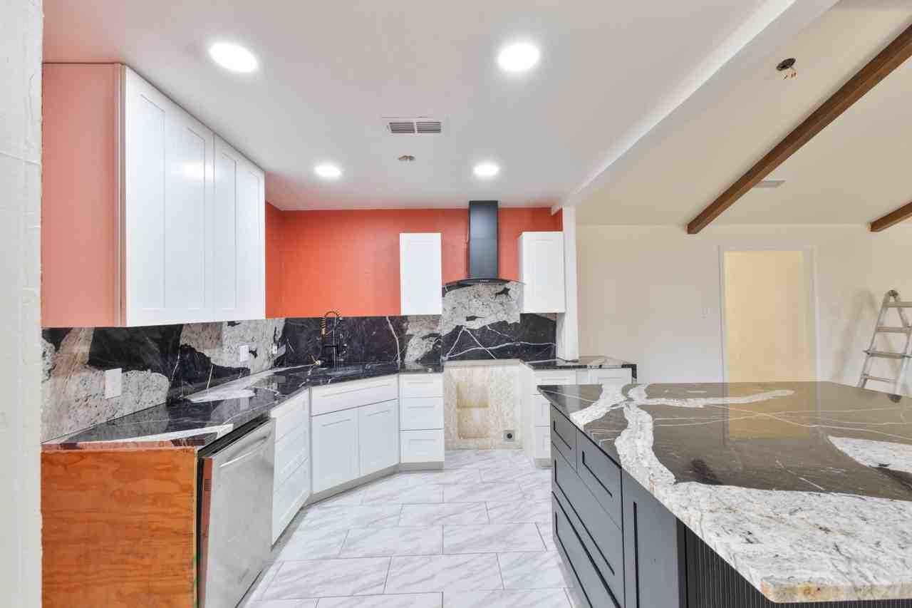 7705 Dixon Ave - Photo 4 of 14