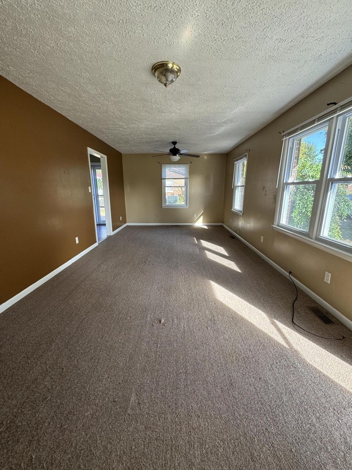 101 W Ruth Dr - Photo 2 of 10