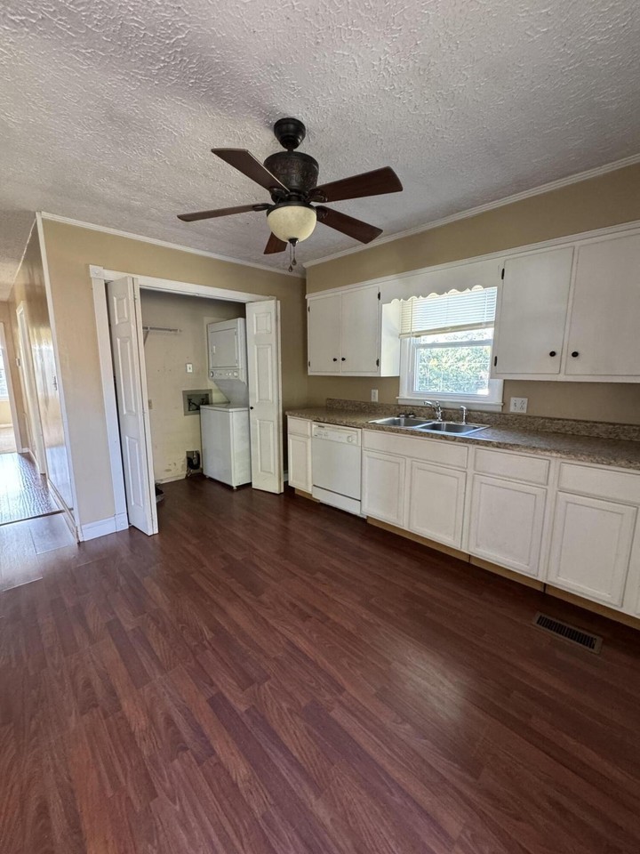 101 W Ruth Dr - Photo 3 of 10