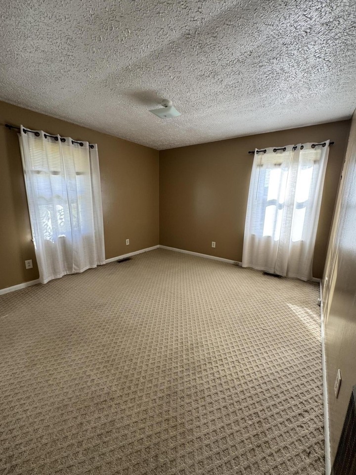 101 W Ruth Dr - Photo 5 of 10