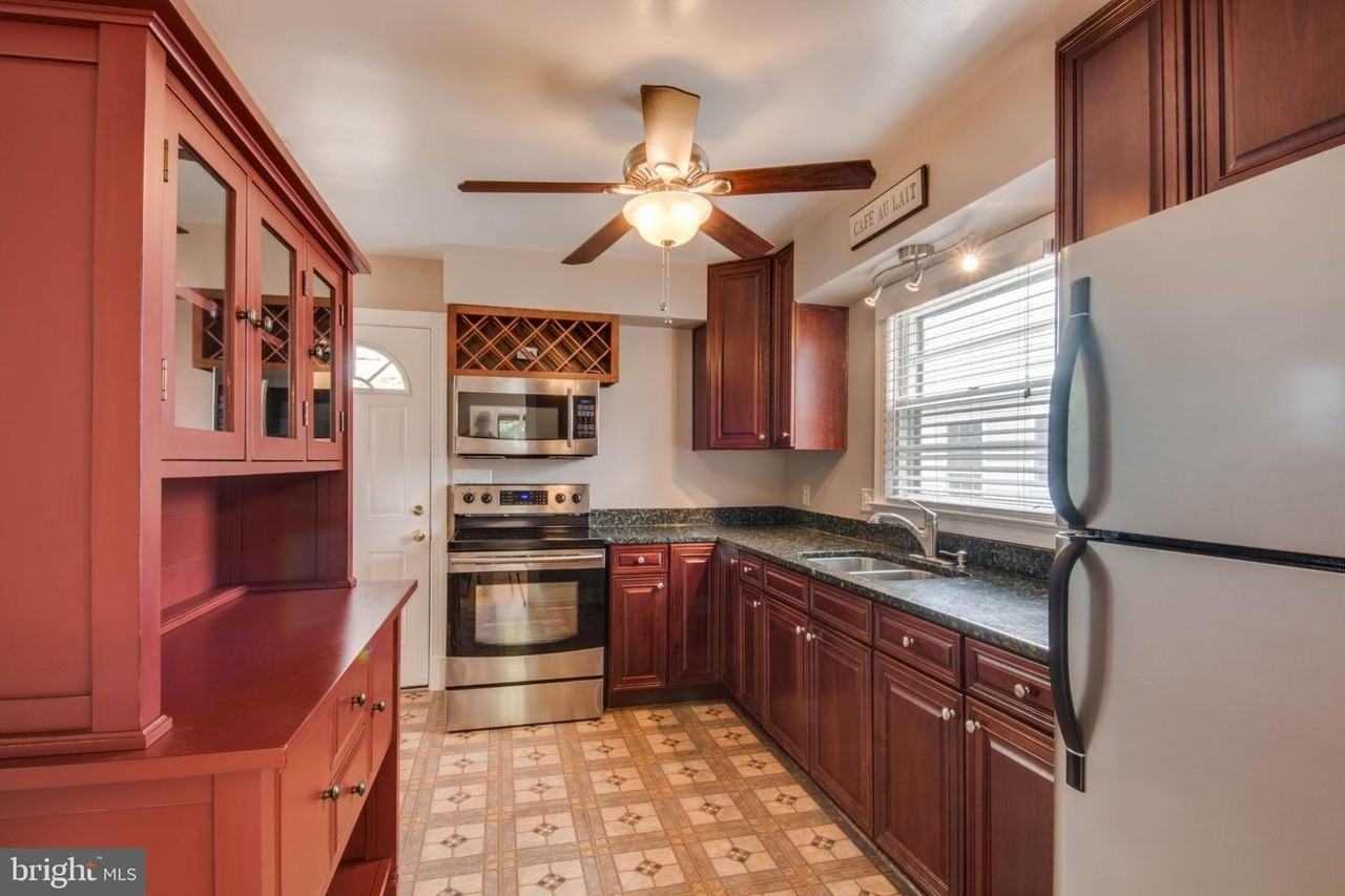 823 Moncure St - Photo 6 of 27