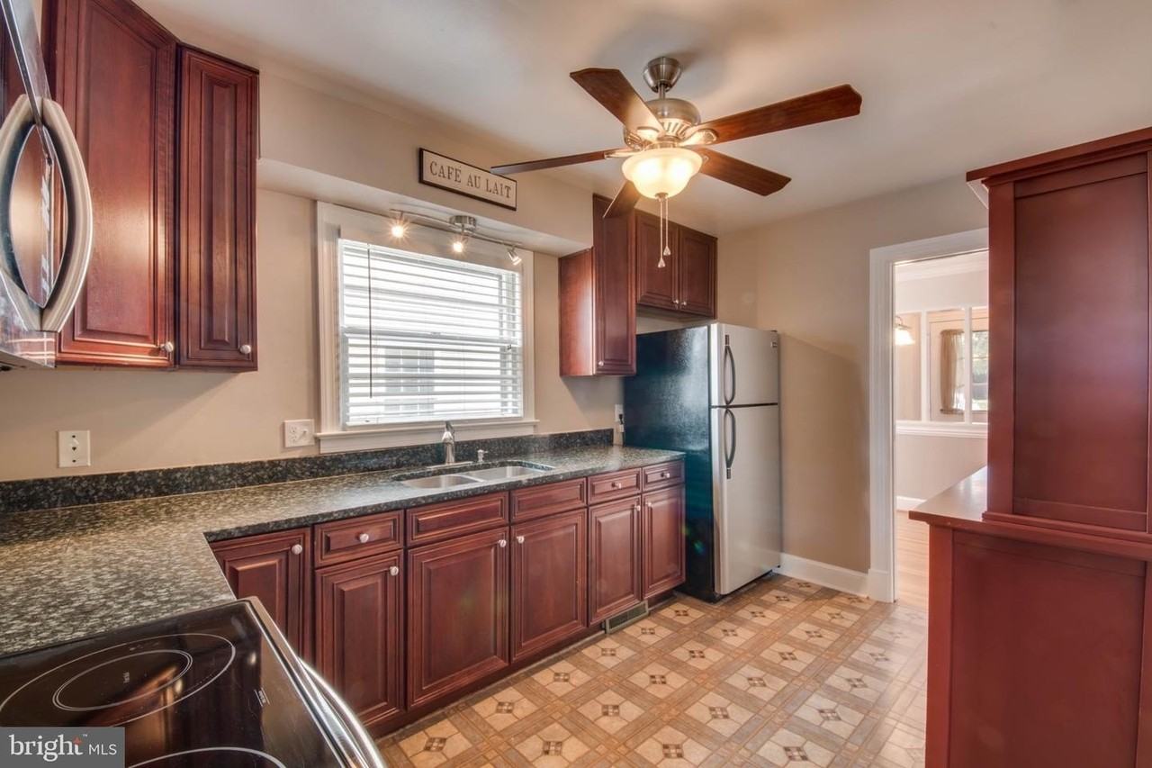 823 Moncure St - Photo 7 of 27