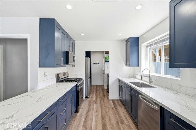 711 Stepney St - Photo 2 of 8