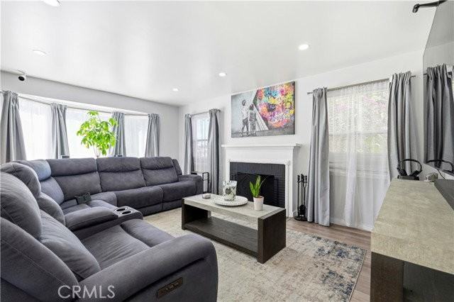 711 Stepney St - Photo 3 of 8