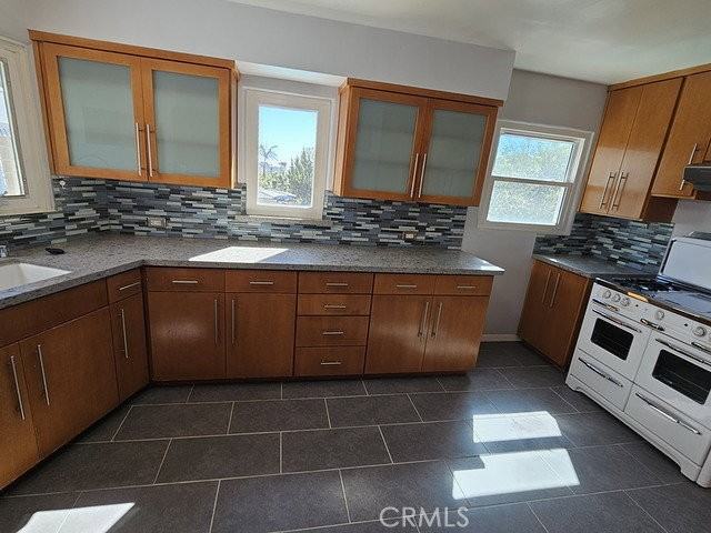 1599 Sunset Plaza Dr - Photo 7 of 8
