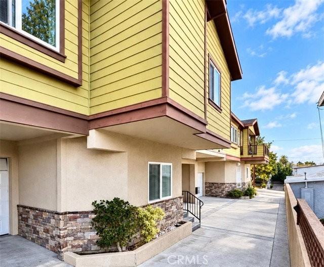 2516 Gates Ave - Photo 2 of 7