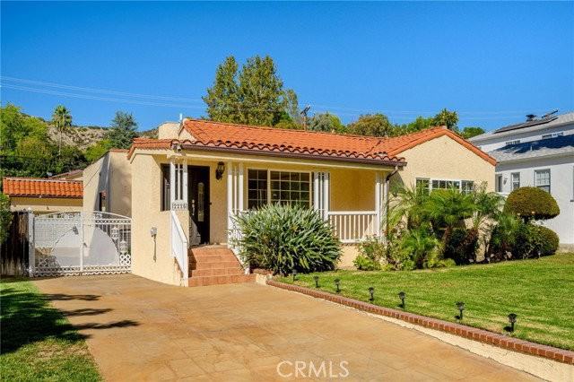 2225 E Glenoaks Blvd - Photo 2 of 8